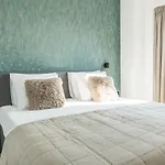 Newly Renovated Xl Home City Center