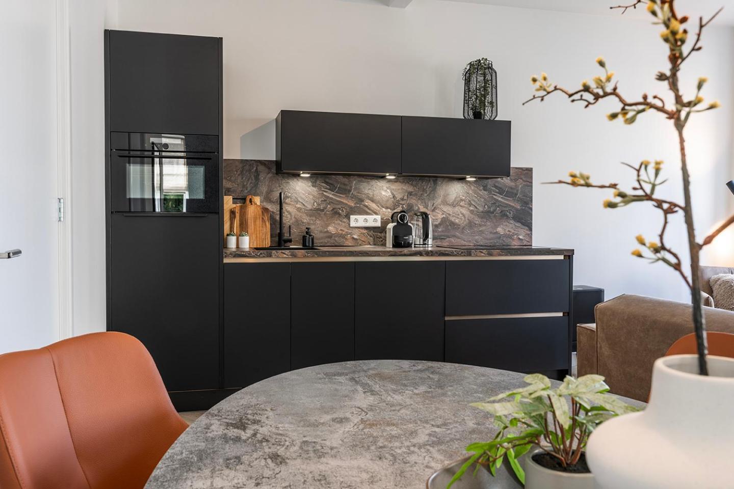 Newly Renovated Xl Center Appartement